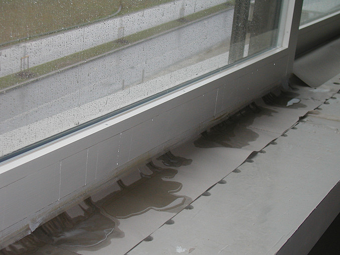 <p>Infiltration d'eau dans le cadre d'une fenêtre</p>
